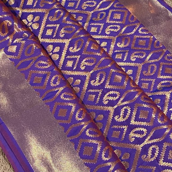 Banarasi silk sari in Purple ( dual toned) - Picture 4 of 10
